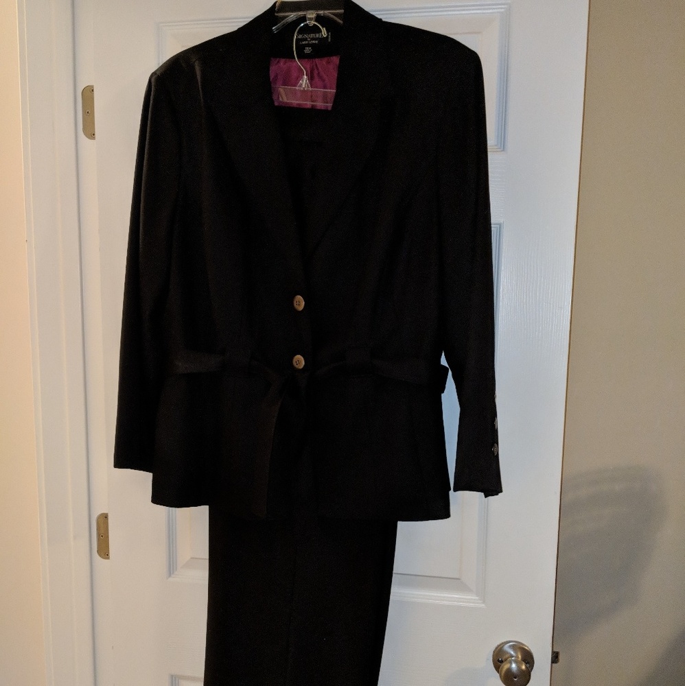 Nice women's plus size black pant suit size 22w